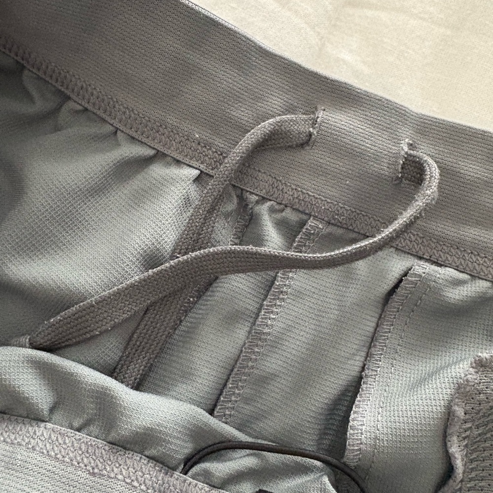 Nike Men's Light Gray Athletic Shorts . Features zippered pockets as well - Picture 5 of 10